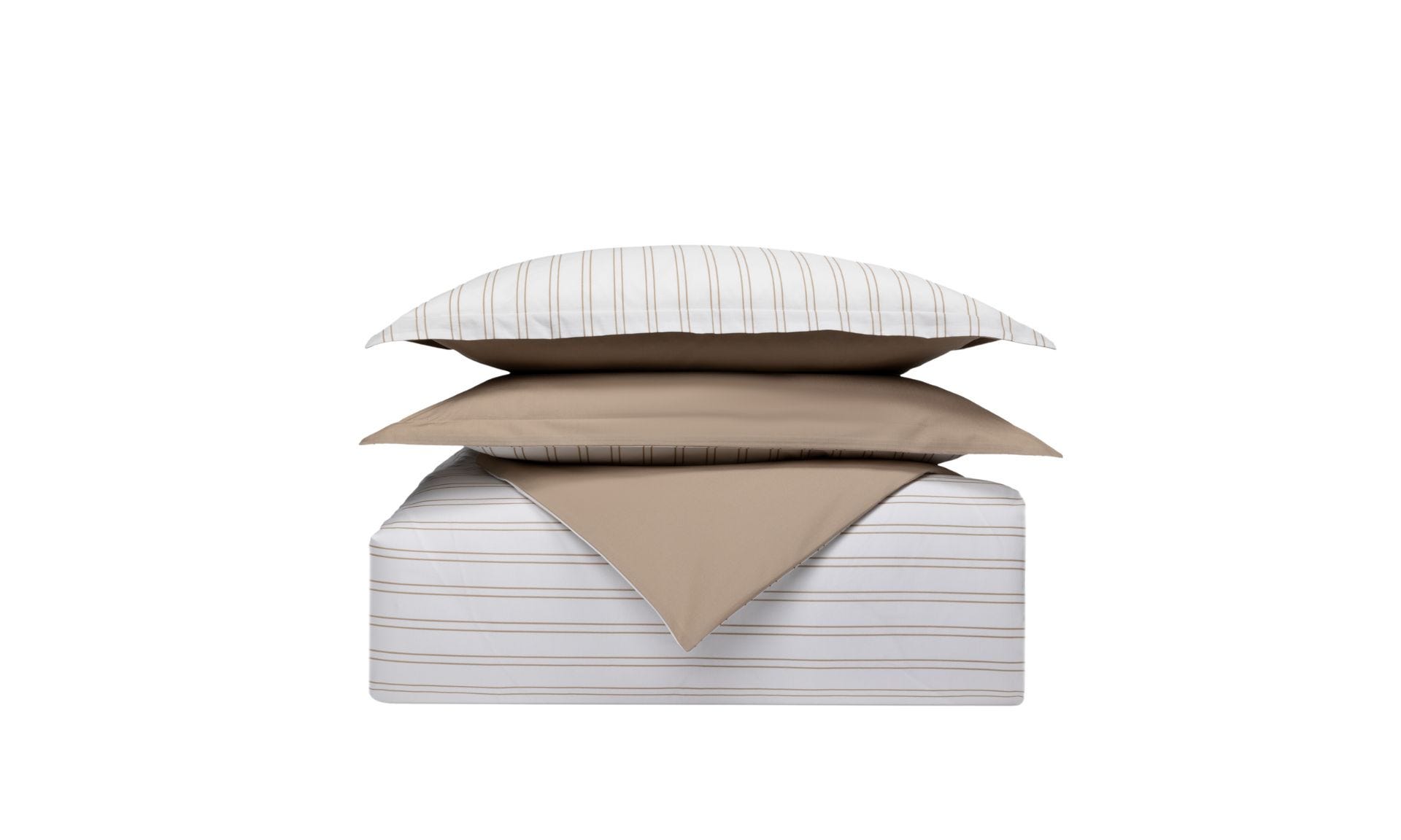 Set di biancheria piegato con motivo a righe beige su sfondo bianco, cuscino sopra il piumone.