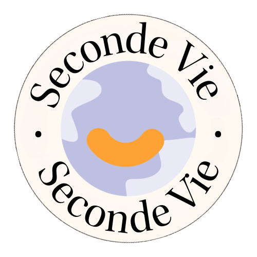 Logo circulaire “Seconde Vie” avec une illustration stylisée de la Terre en bleu et blanc, et une forme orange au centre. Le texte “Seconde Vie” apparaît en haut et en bas du cercle sur fond blanc.