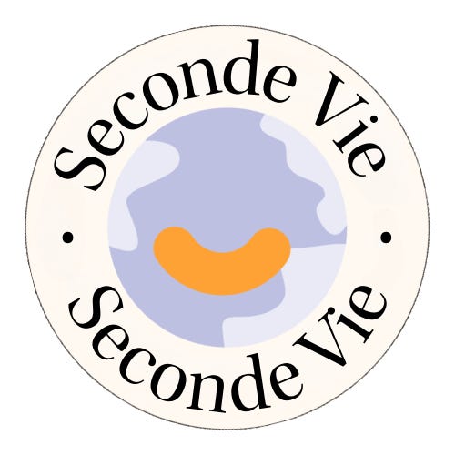 Logo circulaire “Seconde Vie” avec une illustration stylisée de la Terre en bleu et blanc, et une forme orange au centre. Le texte “Seconde Vie” apparaît en haut et en bas du cercle sur fond blanc.