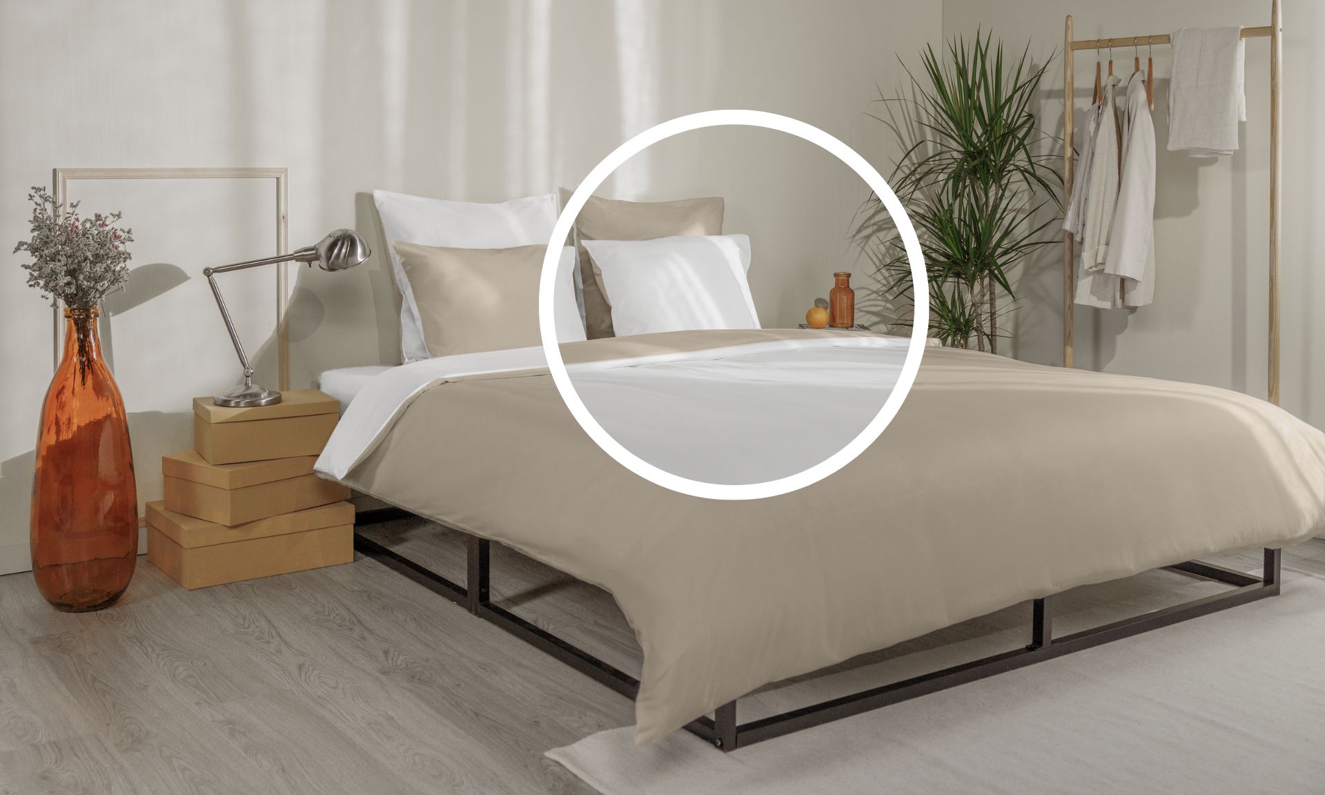 Letto ordinato con biancheria beige e bianca, testiera in legno e decorazioni naturali ai lati.