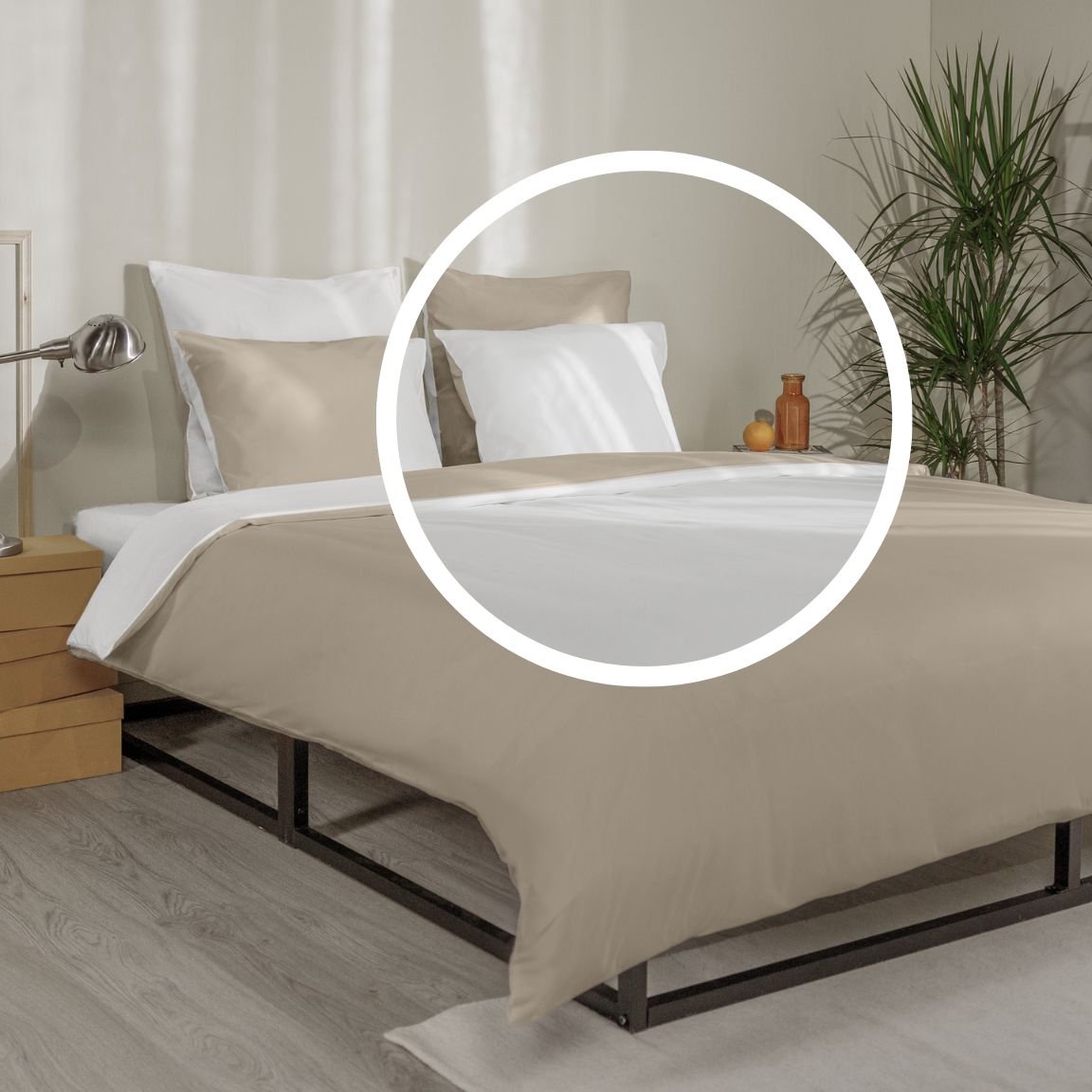Letto ordinato con biancheria beige e bianca, testiera in legno e decorazioni naturali ai lati.
