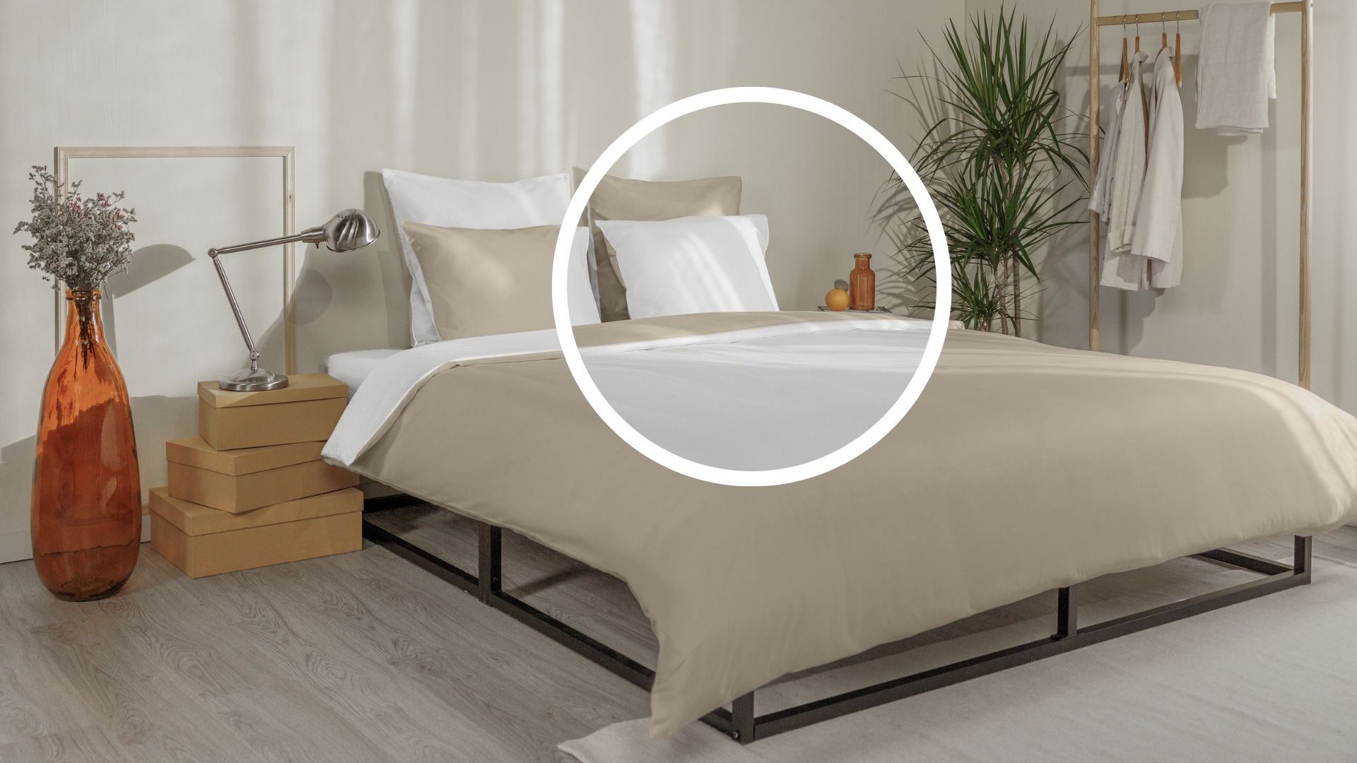 Letto ordinato con biancheria beige e bianca, testiera in legno e decorazioni naturali ai lati.