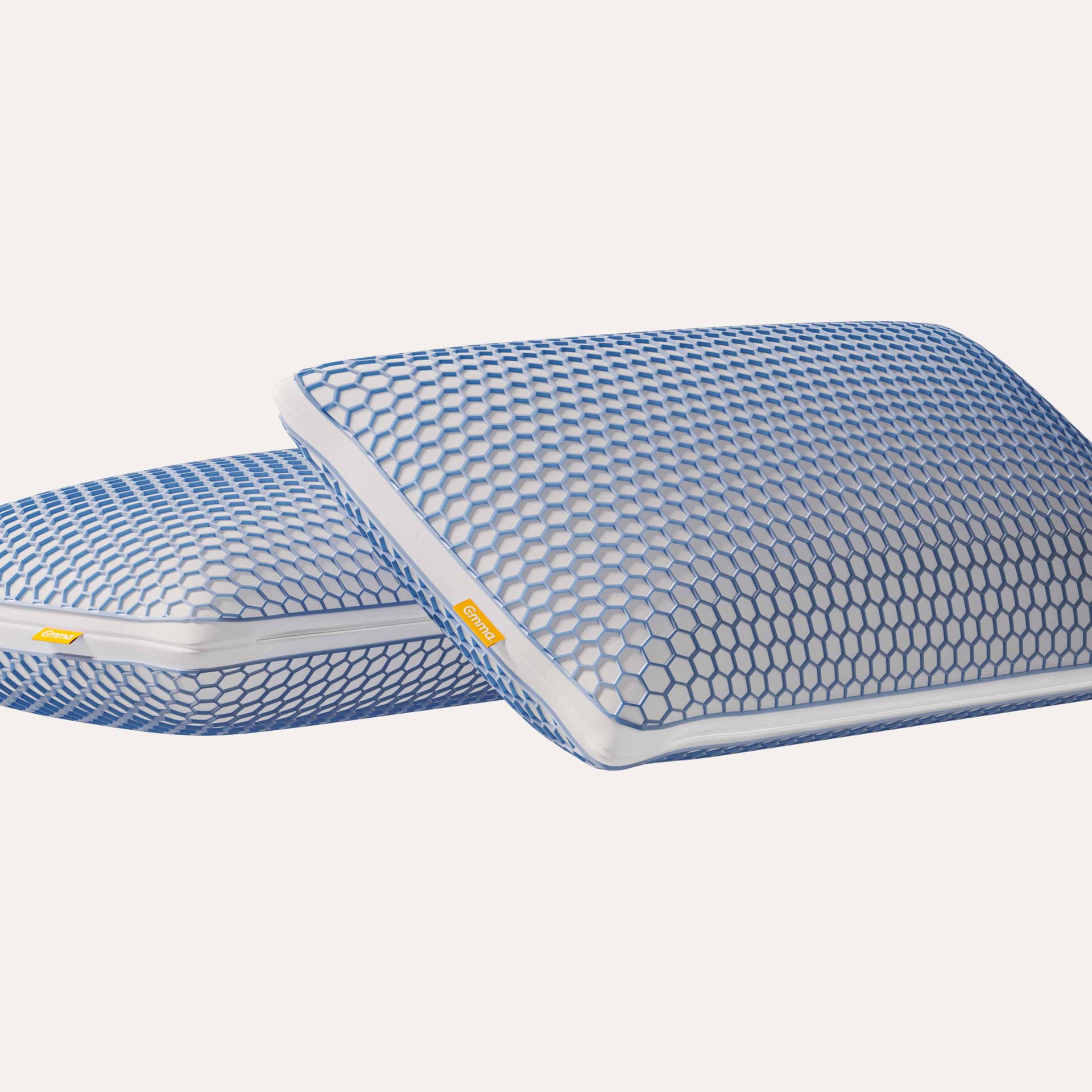 Due cuscini con rivestimento in gel con motivo esagonale blu e bianco sovrapposti..jpg