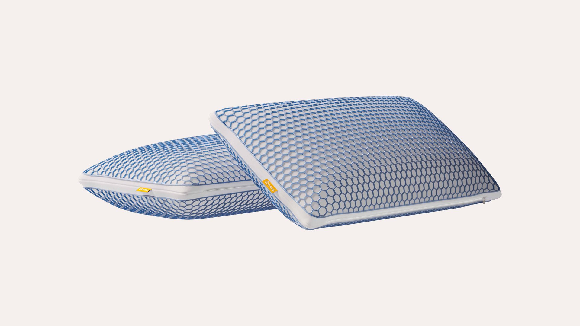 Due cuscini con rivestimento in gel con motivo esagonale blu e bianco sovrapposti..jpg