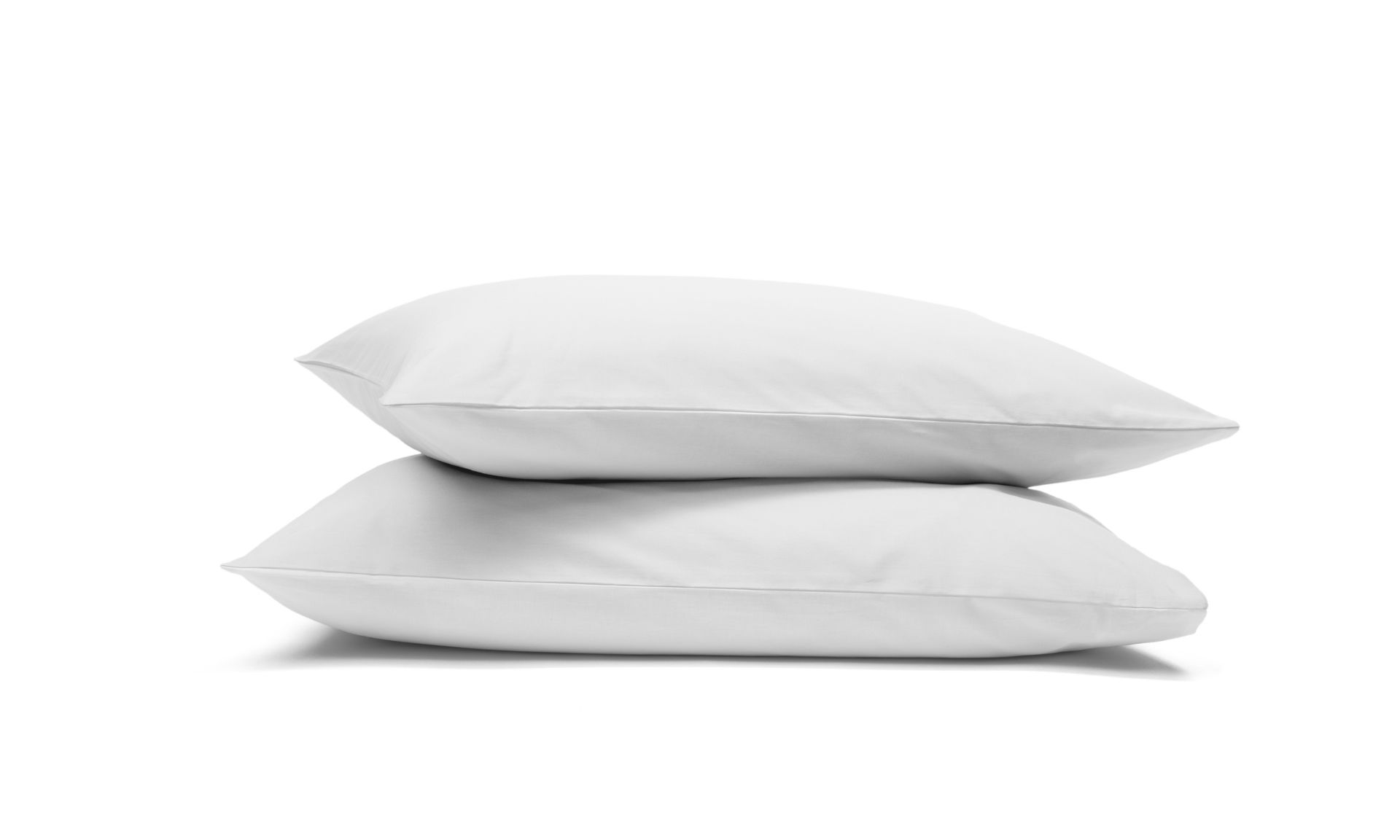 Due federe bianche impilate su sfondo bianco.