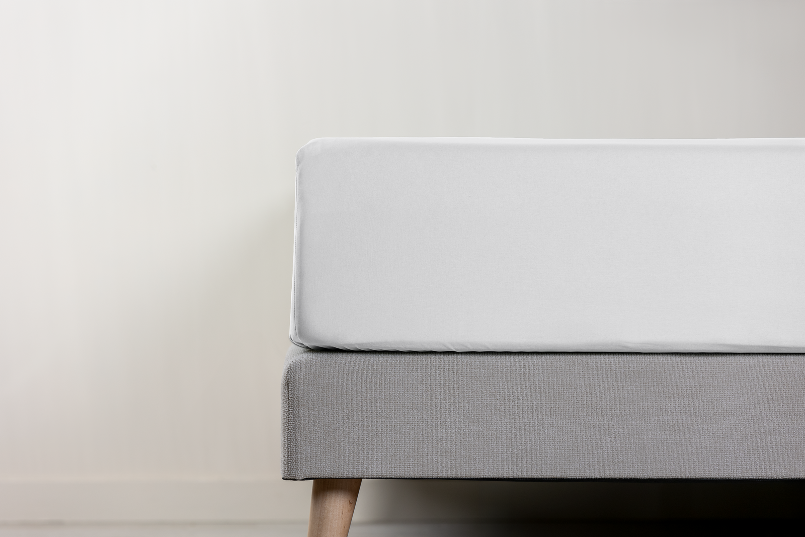 Emma Premium Spannbettlaken in hellgrau. 