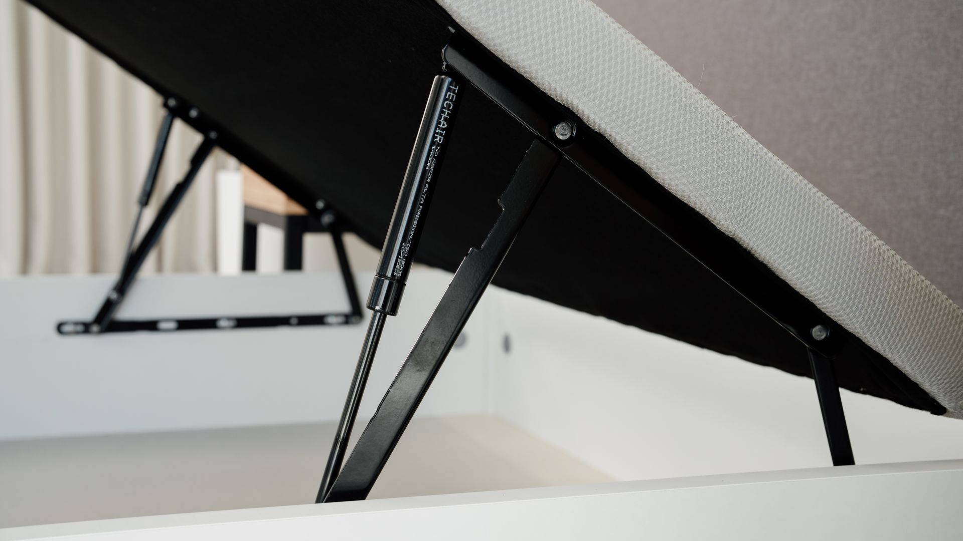 Mecanismo de cierre del canapé abatible.