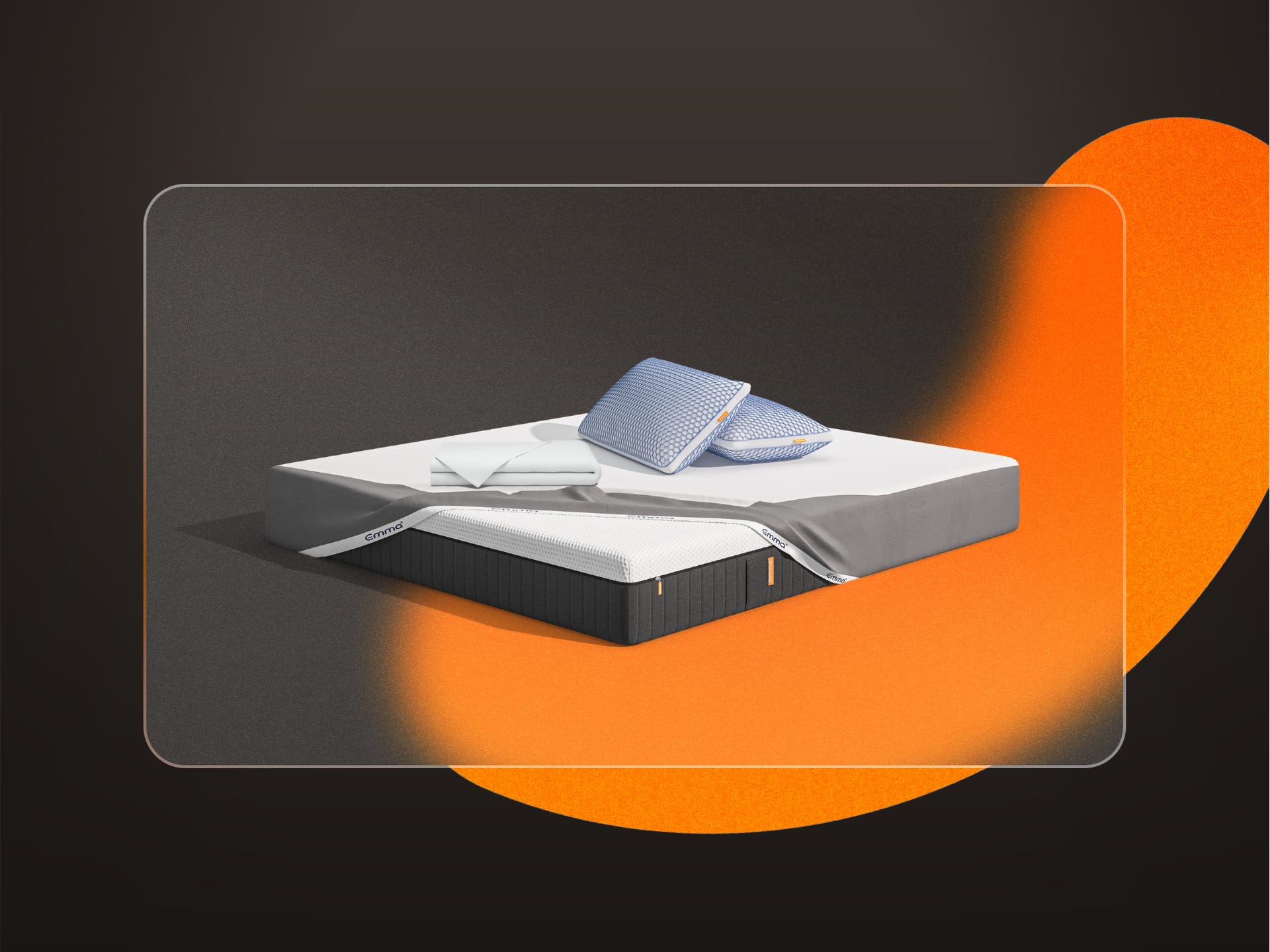 Uma imagem do pack Cooling Sleep Plus, que inclui um colchão Emma Hybrid Premium, almofadas Emma Zero Gravity, roupa de cama, e uma capa protetora