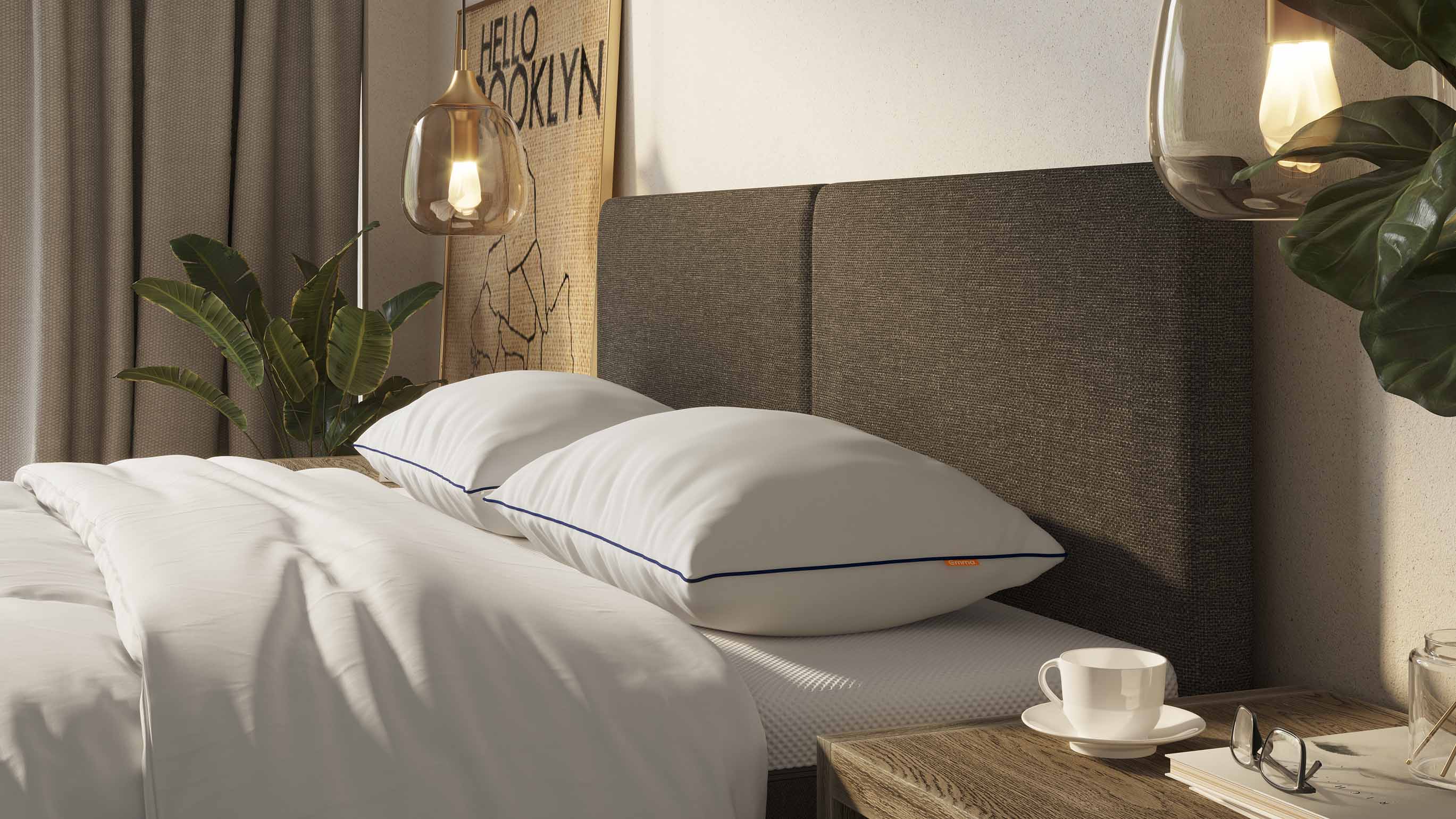 Letto con due cuscini bianchi, comodino a lato