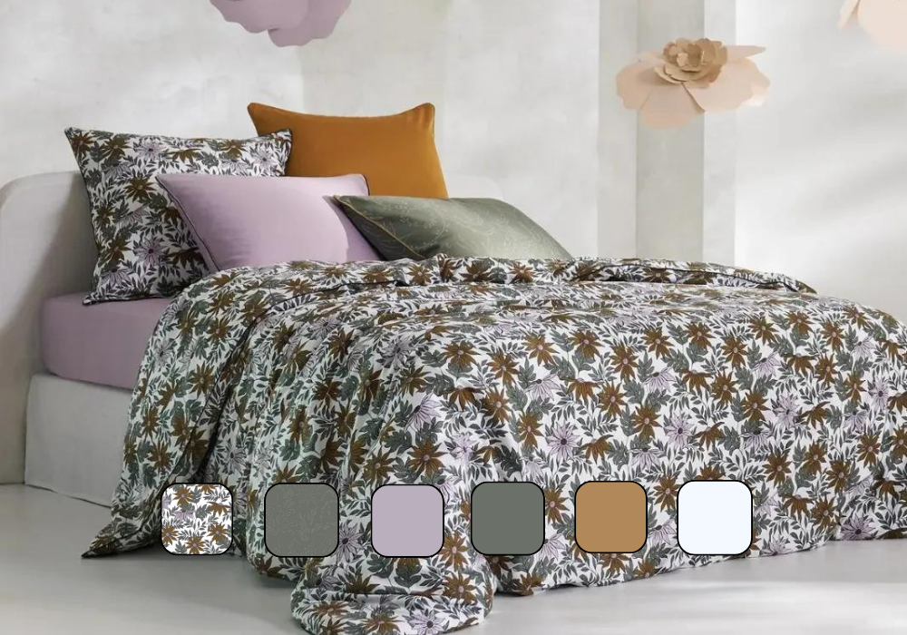 Lit beige avec housse de couette et oreillers. Échantillon de couleurs.