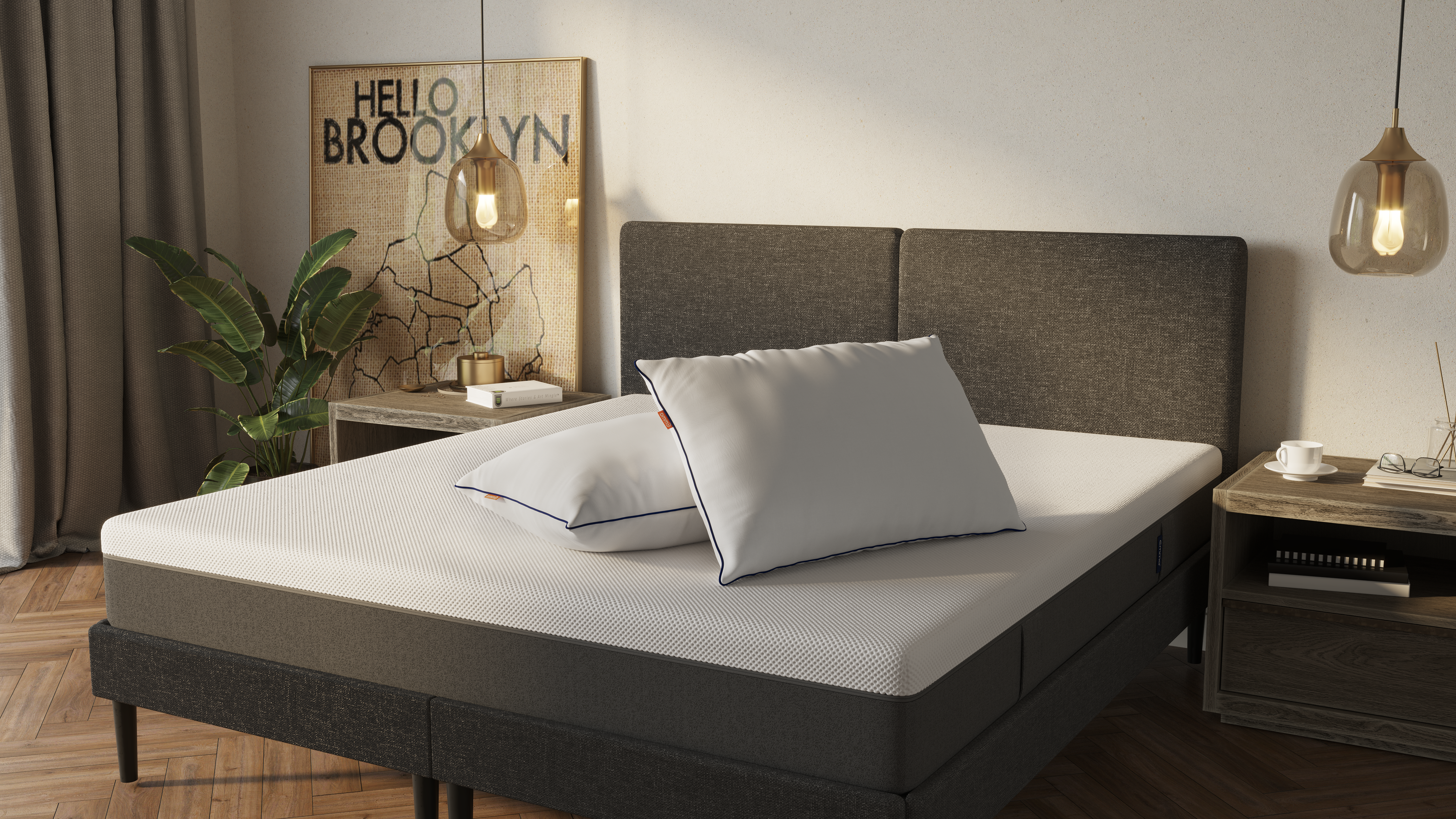 Zwei Polster, die auf einem Bett übereinander liegen.