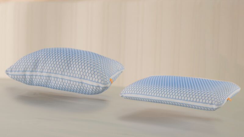 Frau, die bequem auf einem Elite Flauschpolster schläft