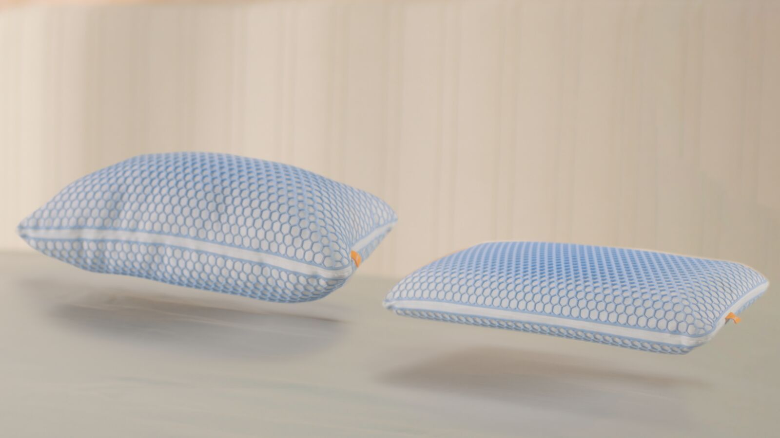 Frau, die bequem auf einem Elite Flauschpolster schläft