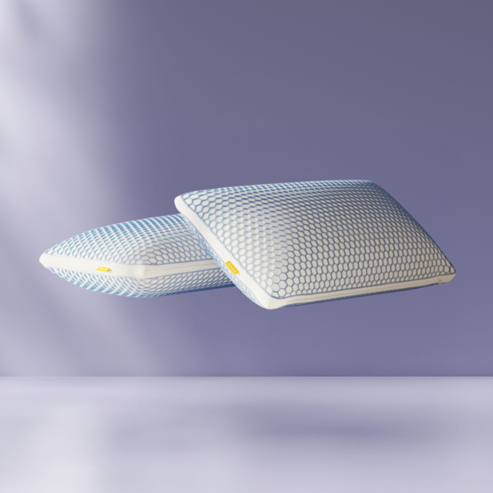 2 almohadas viscoelásticas elite apiladas con el fondo morado