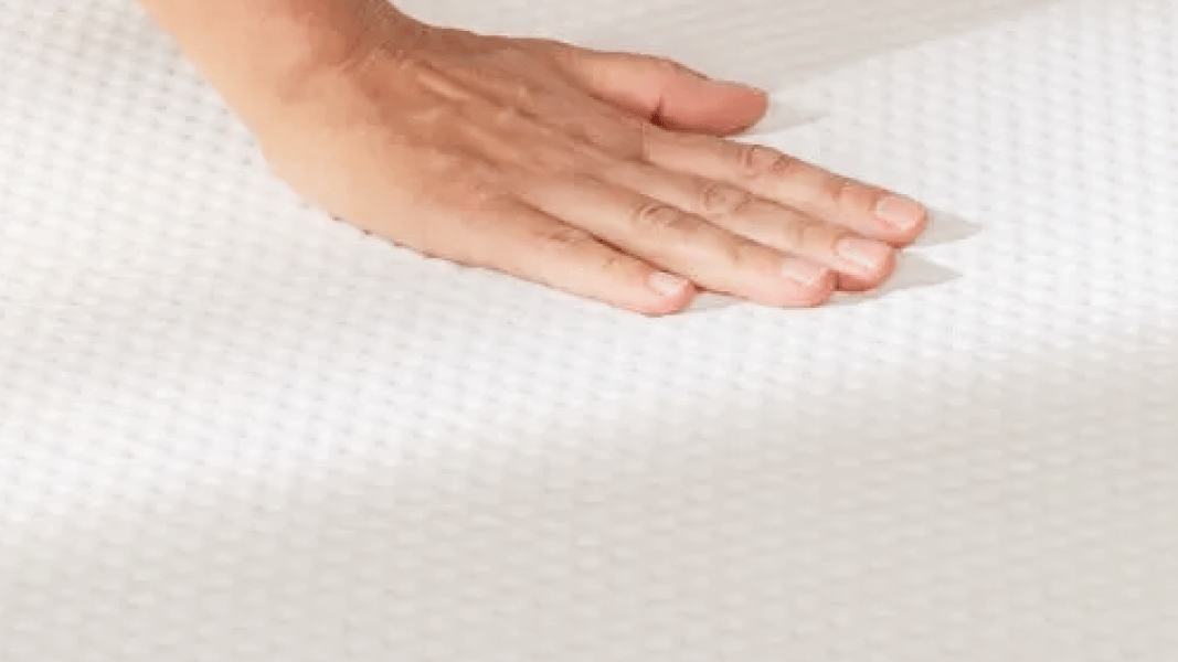 Mano su materasso rigido