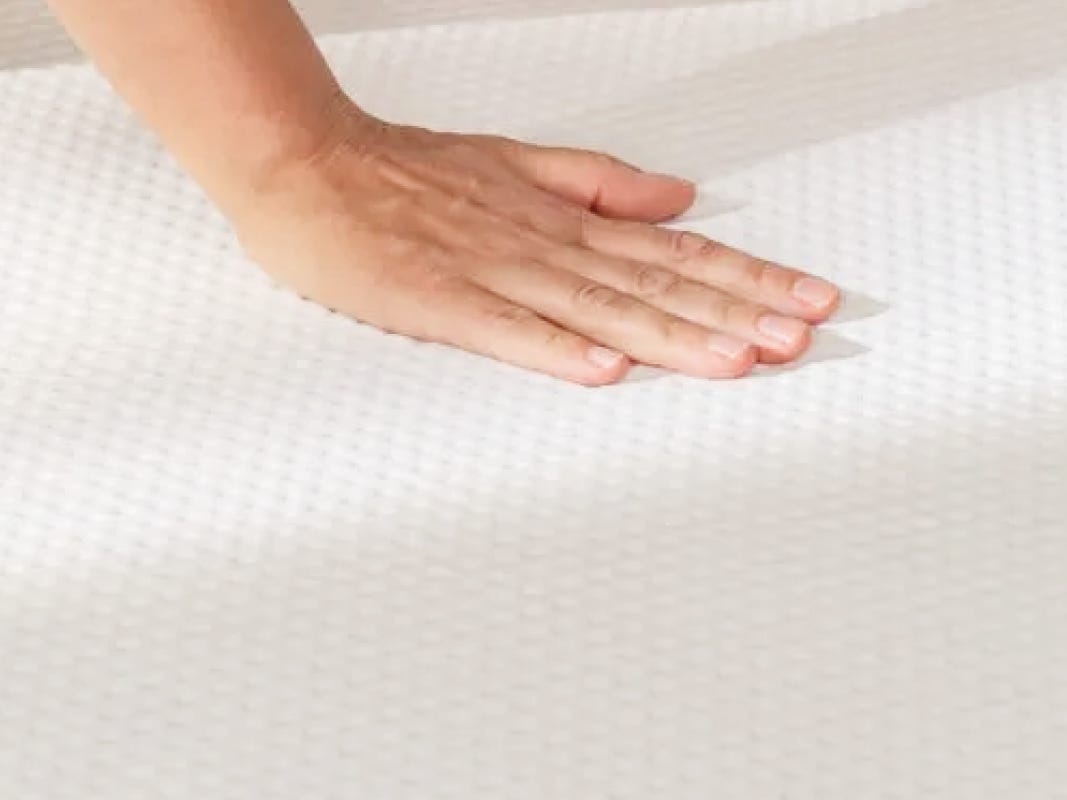 Mano su materasso rigido