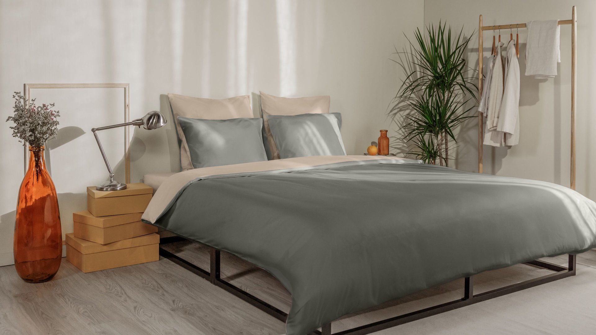 Letto con federe verde scuro e beige, copripiumino coordinato e testiera in legno a doghe.
