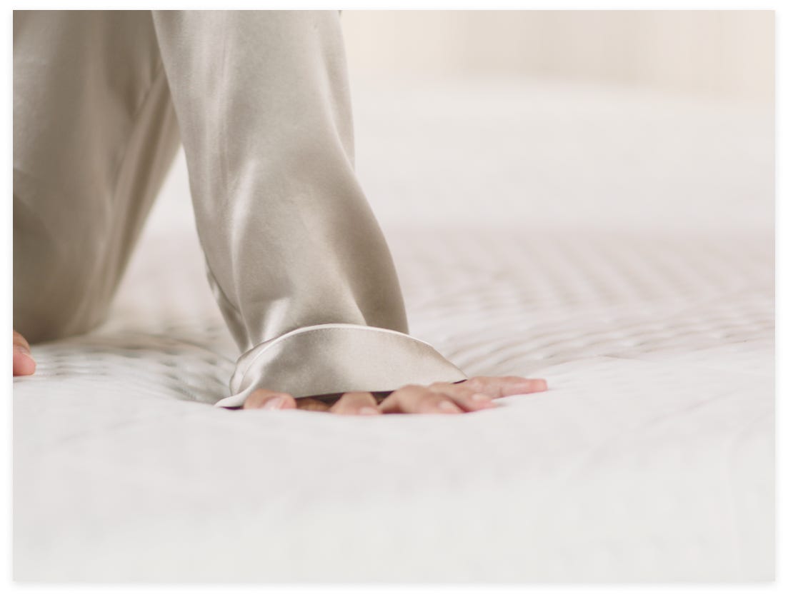 Emma Hybrid Lite matras op bed
