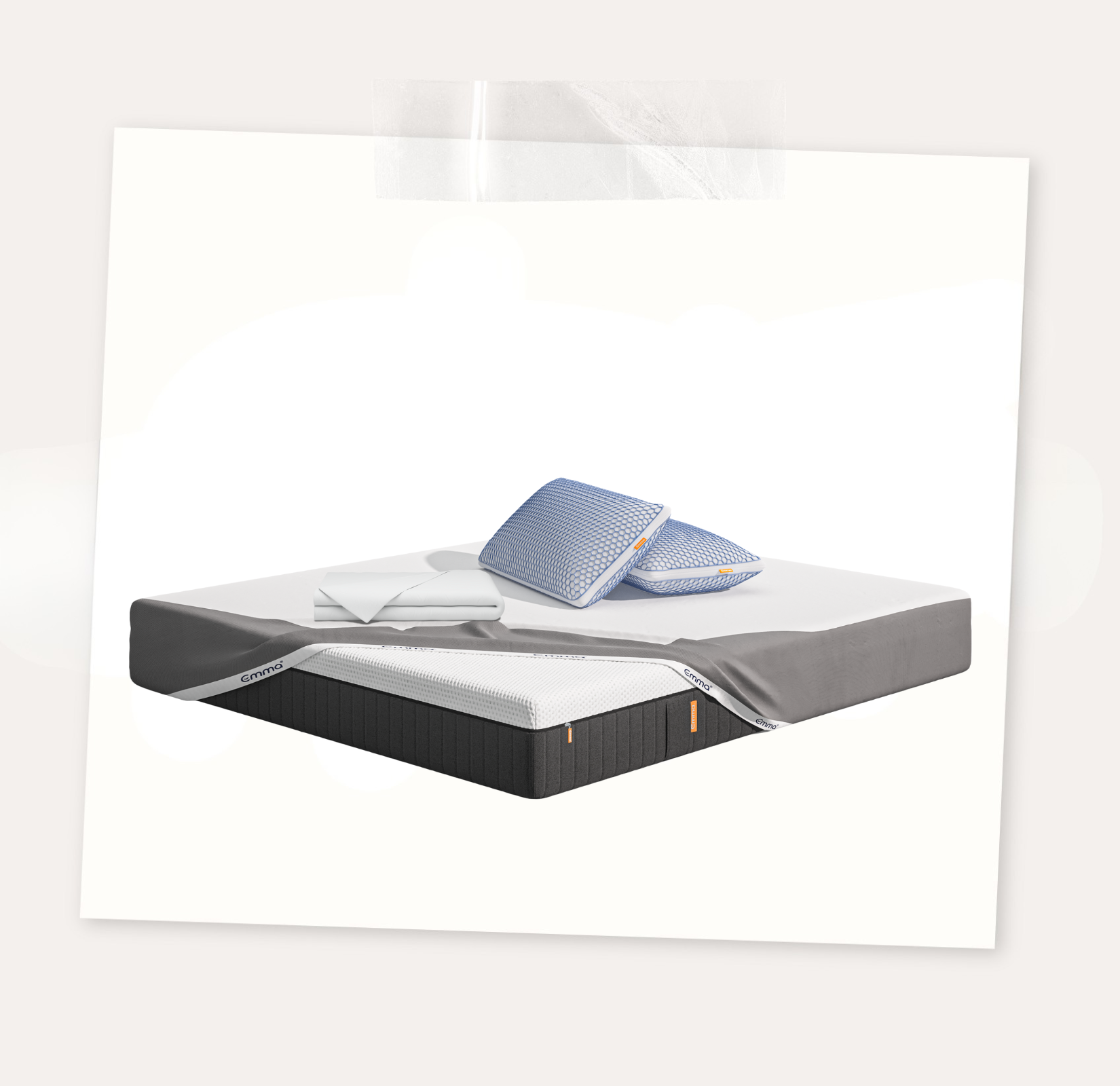  Uma imagem do pack Cooling Sleep Plus, que inclui um colchão Emma Hybrid Premium, almofadas Zero Gravity, roupa de cama, e uma capa protetora