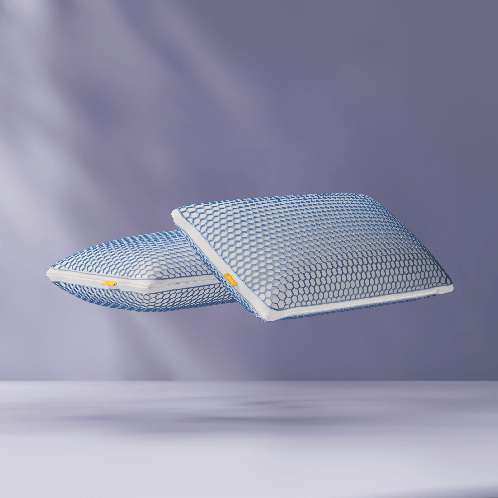 Duas almofadas Emma Zero Gravity empilhadas sobre fundo azul