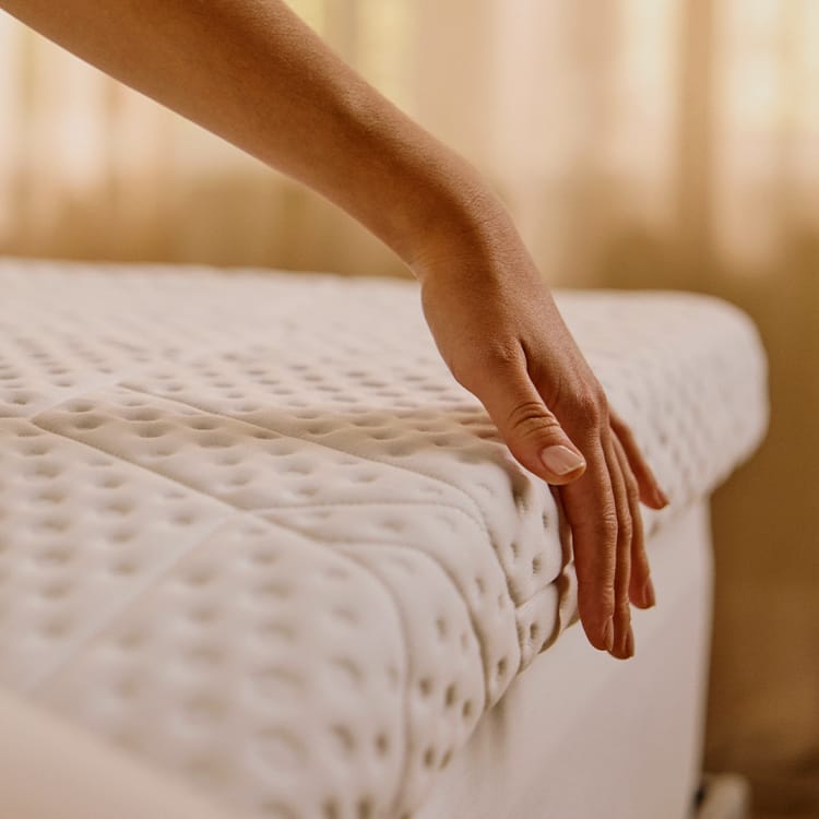 Persone che aprono una scatola Emma