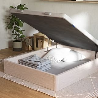 Canapé abatible abierto en un dormitorio.