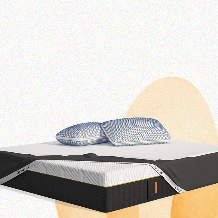 Persone che aprono una scatola Emma