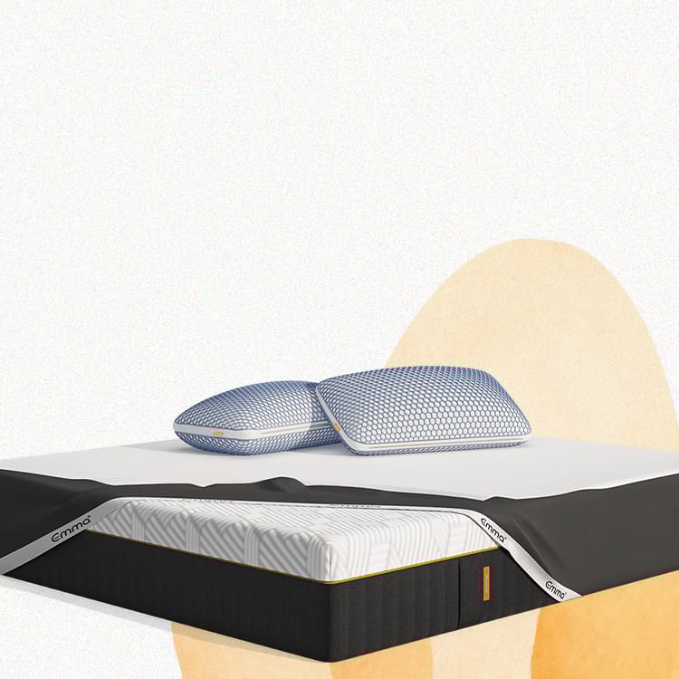 Persone che aprono una scatola Emma