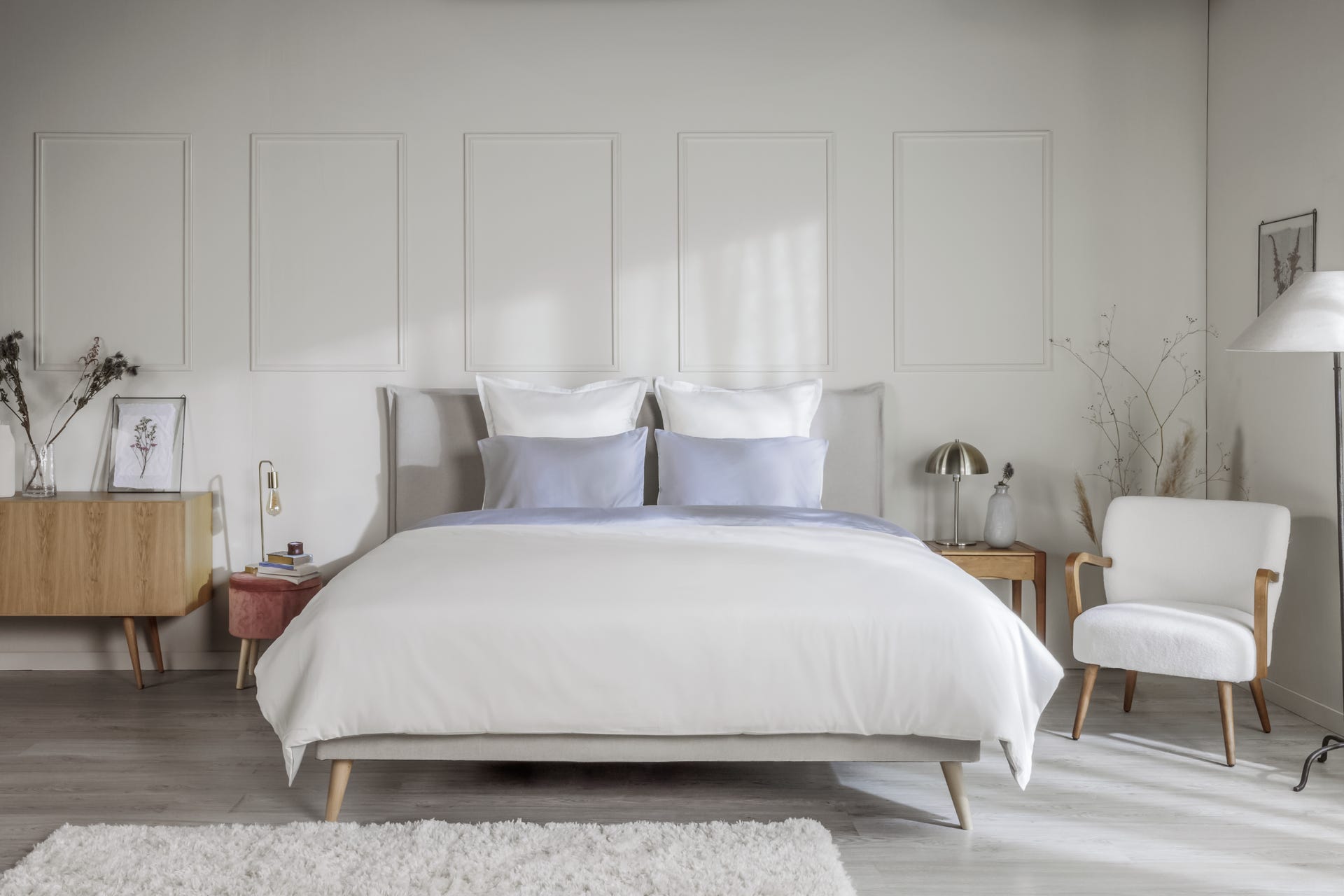 Emma beddengoedset van satijn in Grijs/Blauw & Ivoor, bestaande uit een gladde, glanzende dekbedovertrek en twee kussenslopen, netjes opgevouwen en elegant gepresenteerd op een neutrale achtergrond; satijnstof heeft een rijke textuur die luxe en comfort benadrukt.