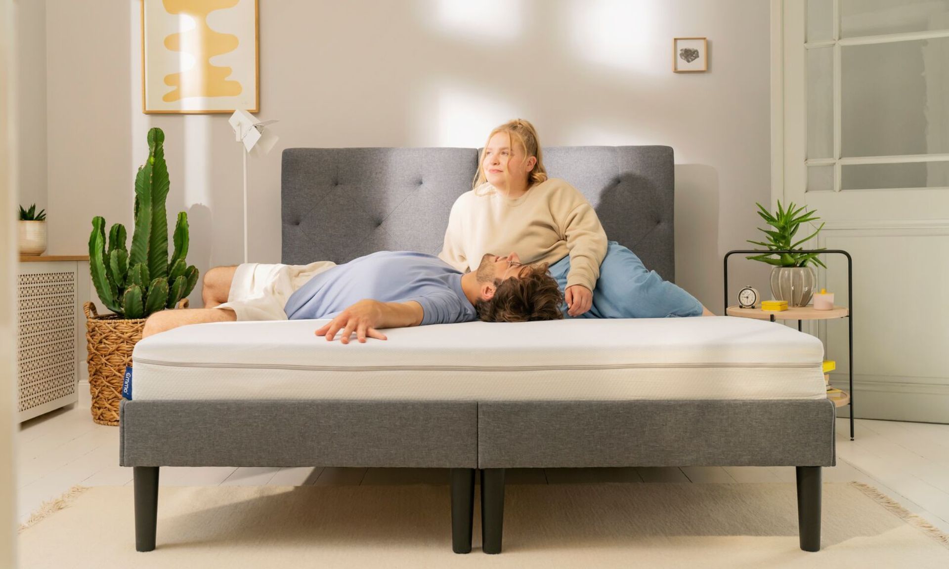 Ragazza e ragazzo sdraiati su materasso bianco