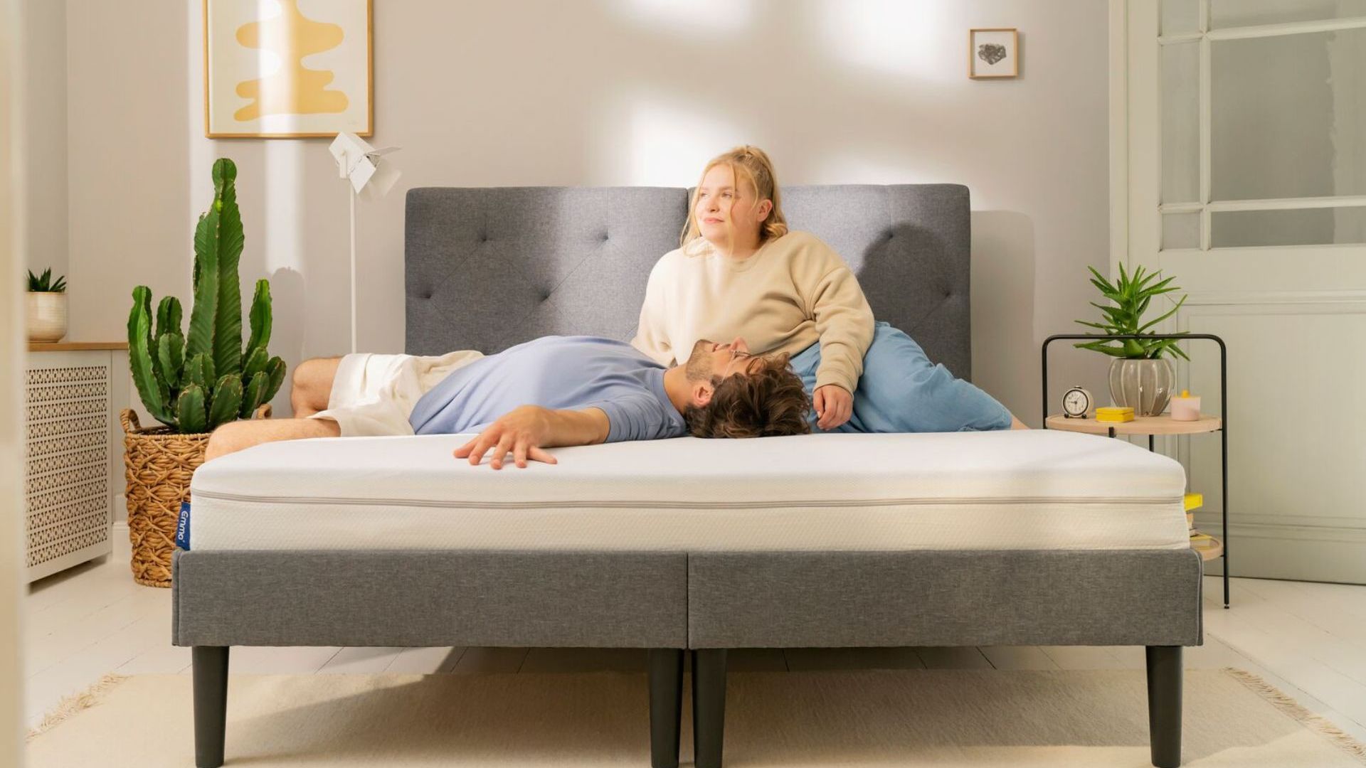 Ragazza e ragazzo sdraiati su materasso bianco