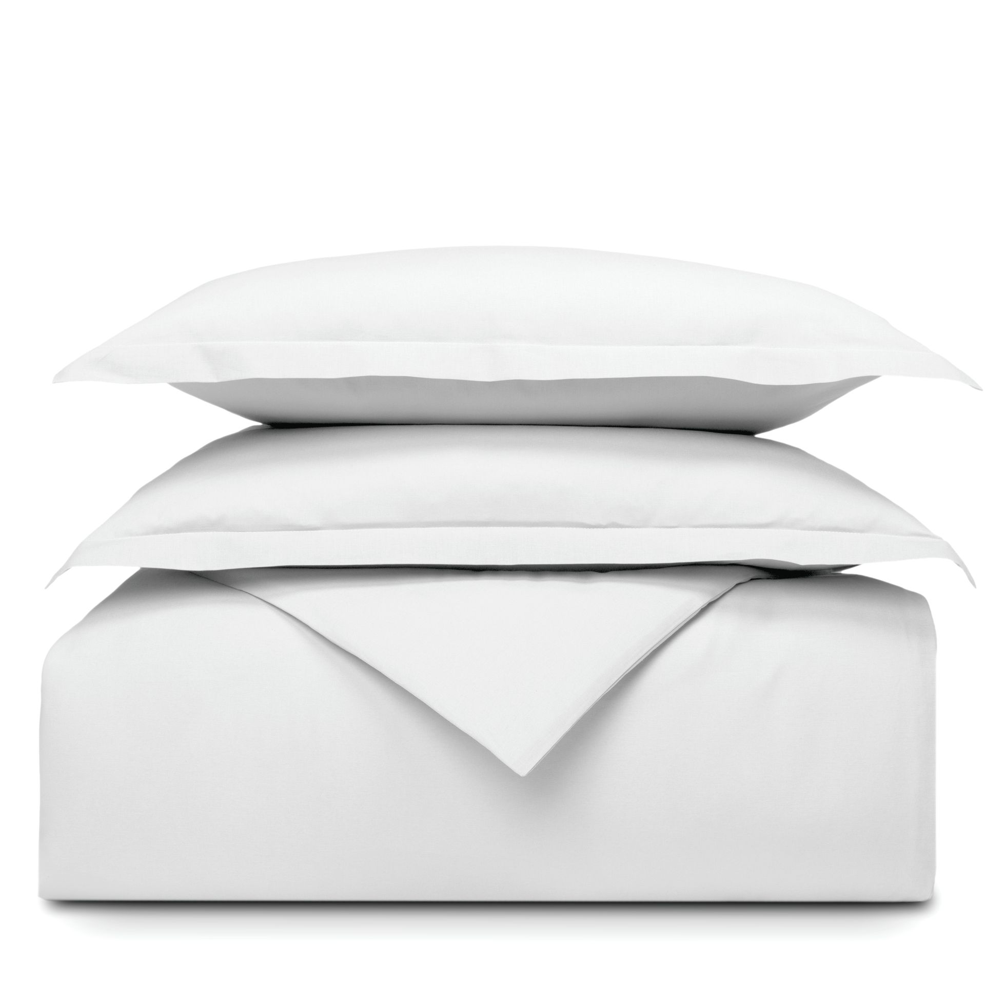 Uma imagem de um conjunto de roupa de cama Emma, mostrando fronhas de almofada e uma capa de edredon, em percale, em branco, com um fundo branco