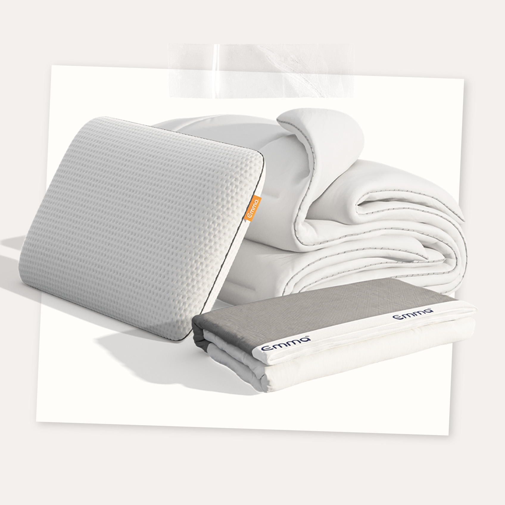  Imagem de um Pack Acessórios Essenciais, que inclui um Edredon Emma Todas Estações, Almofadas Emma Original Adapt Cooling e um Protetor de Colchão