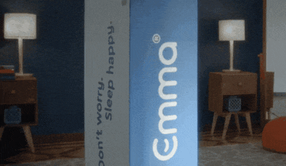 una pareja abre la caja del colchón emma y lo ponen en la cama