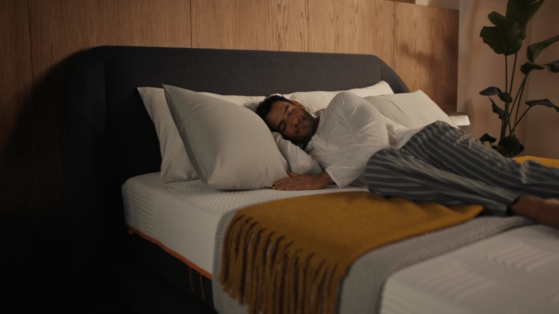 Man sleeping on Emma Performance boxspringbed, showing Deep-Calm cradling and adaptive body contouring.