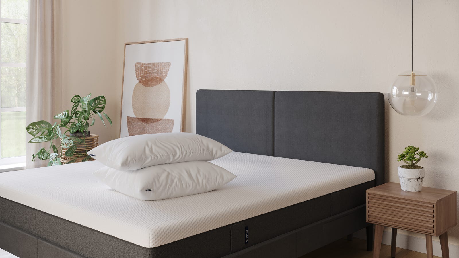 2 almohadas emma microfibra blancas encima de colchón original en acogedora habitación
