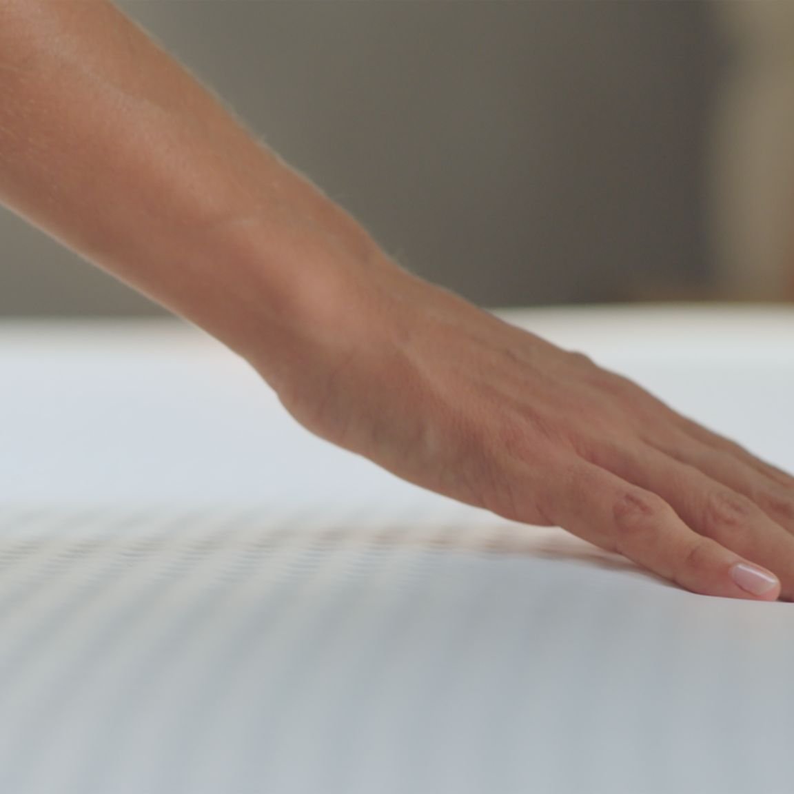 Mano che tocca materasso in memory foam