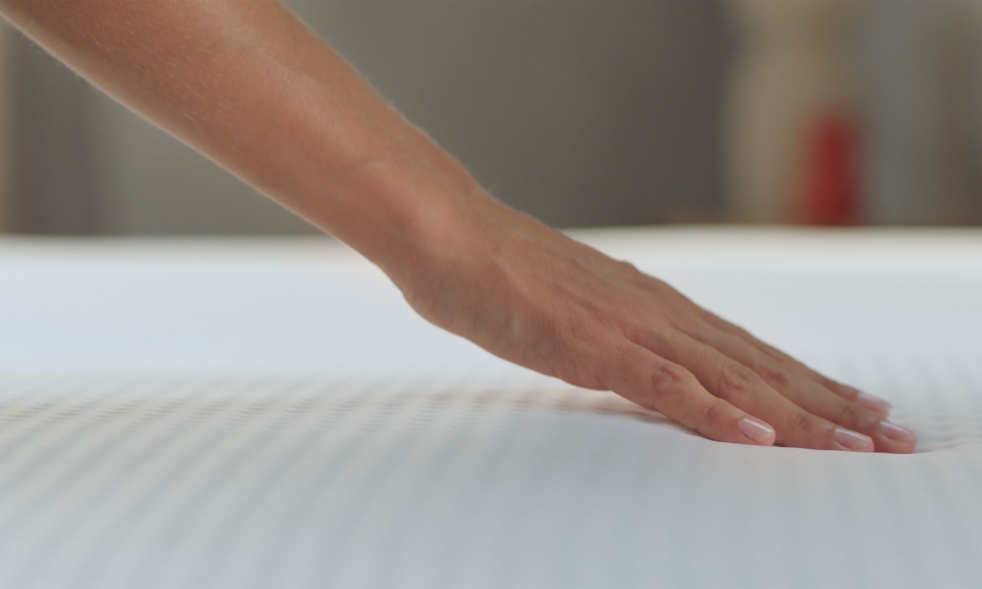 Mano che tocca materasso in memory foam