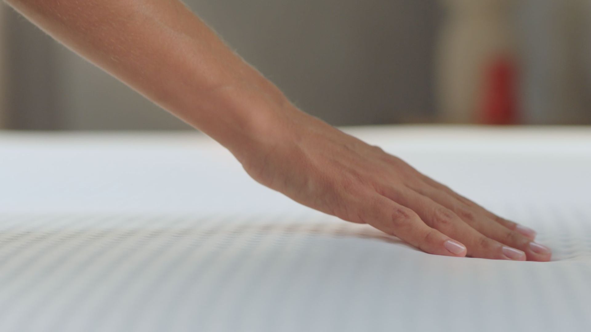 Mano che tocca materasso in memory foam