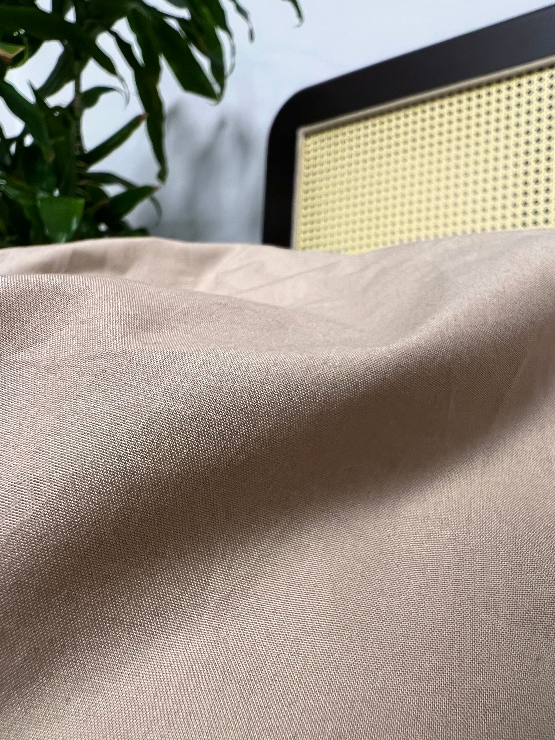 Beiges Bettlaken mit sichtbarem Stoff