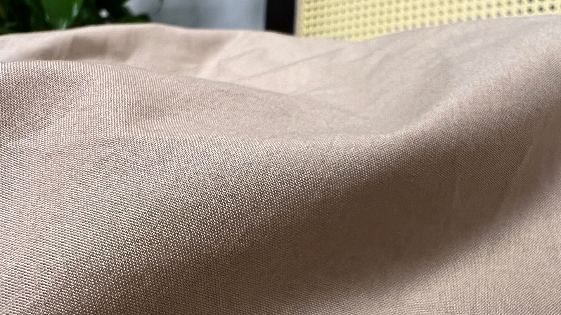 Beiges Bettlaken mit sichtbarem Stoff