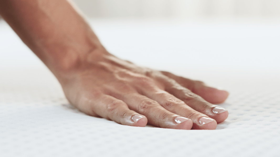 Mano su materasso semirigido