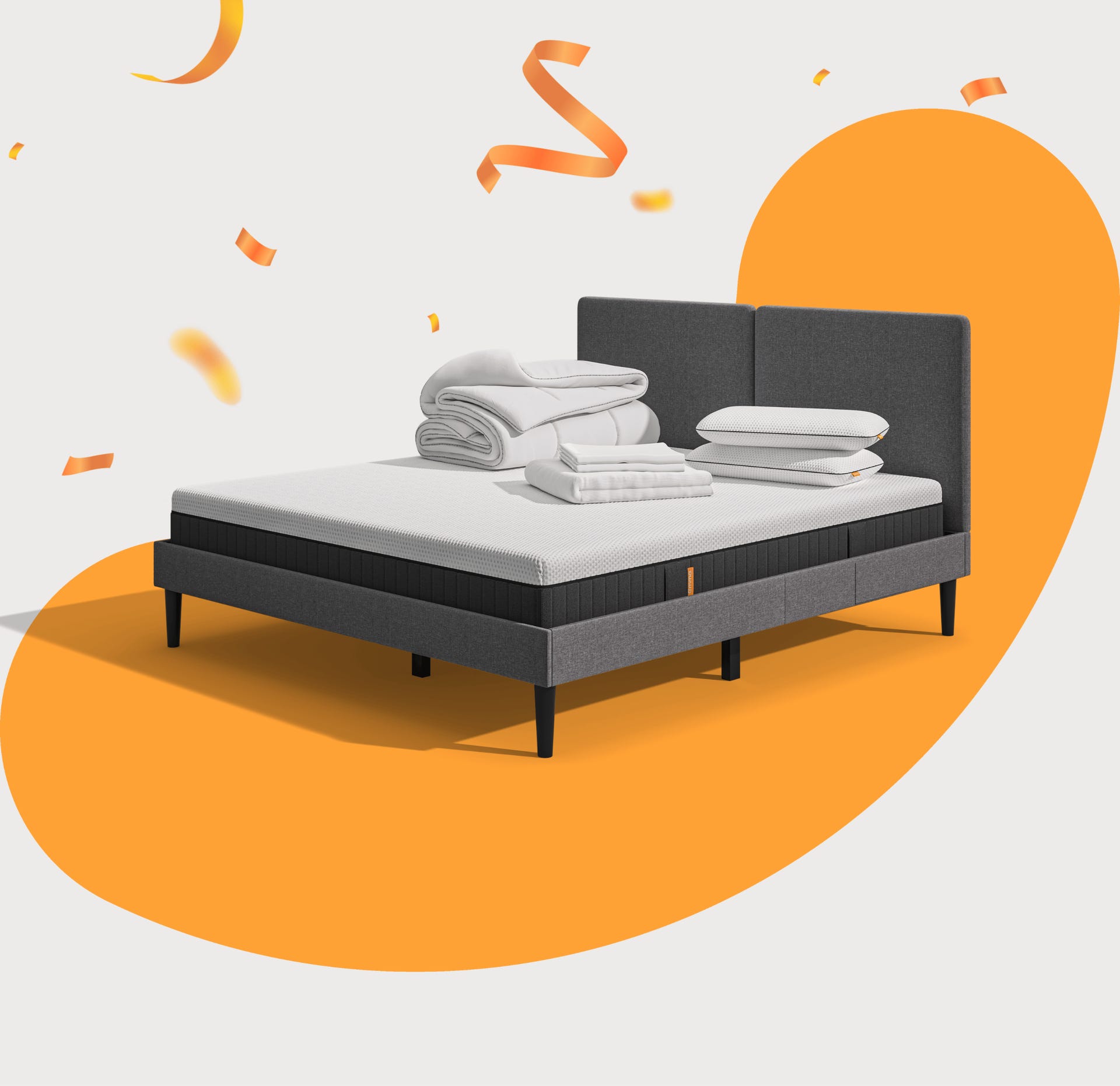 Lit moderne avec tête de lit grise et pieds noirs, recouvert de draps blancs. Deux oreillers blancs et une pile de linge plié sont posés sur le matelas. Arrière-plan beige avec une forme orange abstraite.