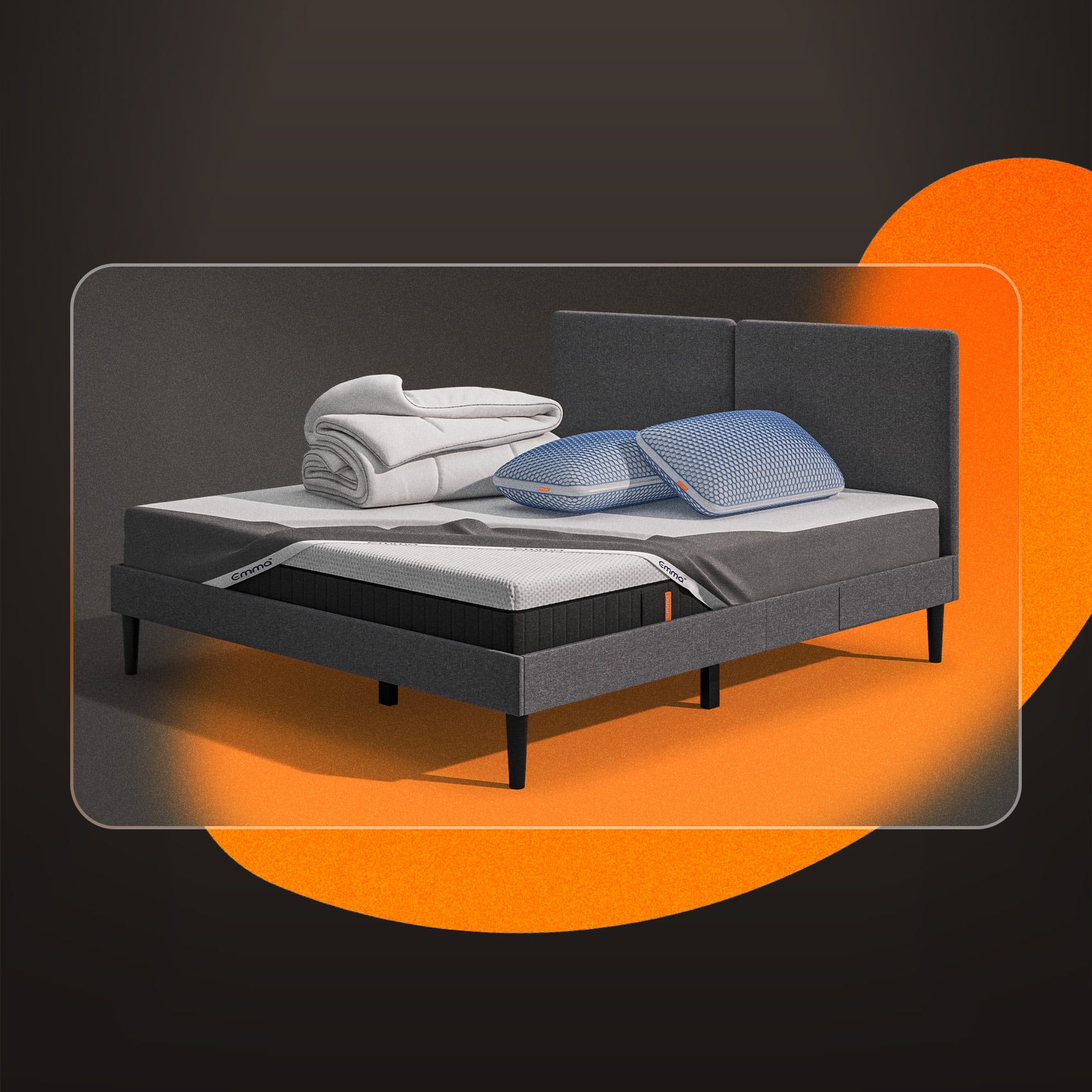 Lit moderne avec tête de lit grise et pieds noirs, recouvert de draps blancs. Deux oreillers blancs et une pile de linge plié sont posés sur le matelas. Arrière-plan beige avec une forme orange abstraite.