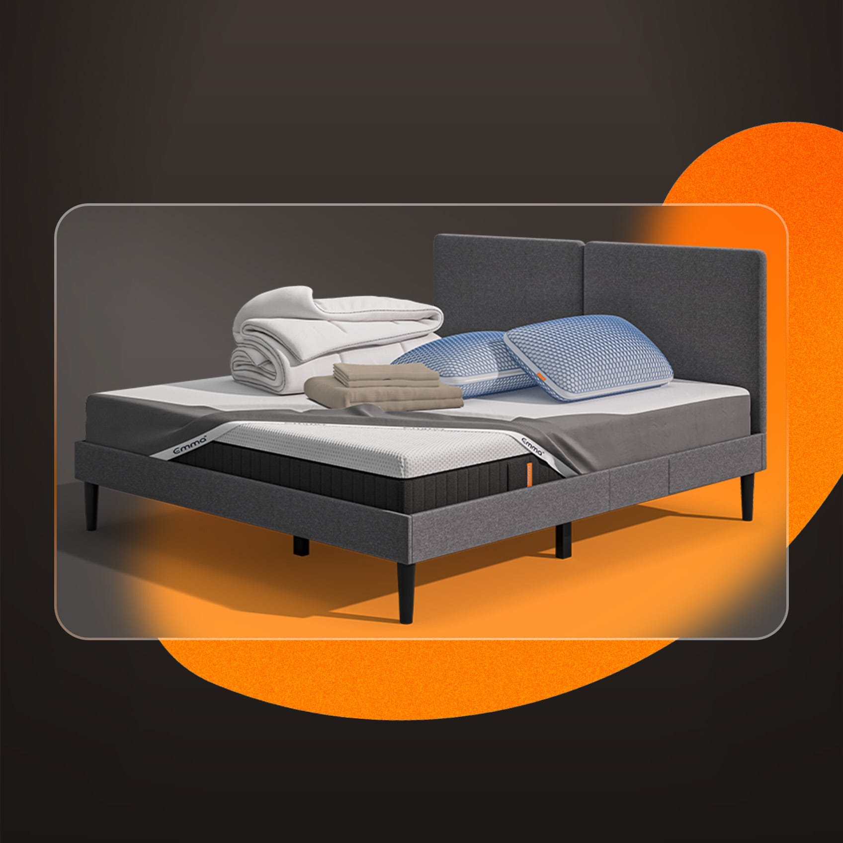 Lit moderne avec tête de lit grise et pieds noirs, recouvert de draps blancs. Deux oreillers blancs et une pile de linge plié sont posés sur le matelas. Arrière-plan beige avec une forme orange abstraite.