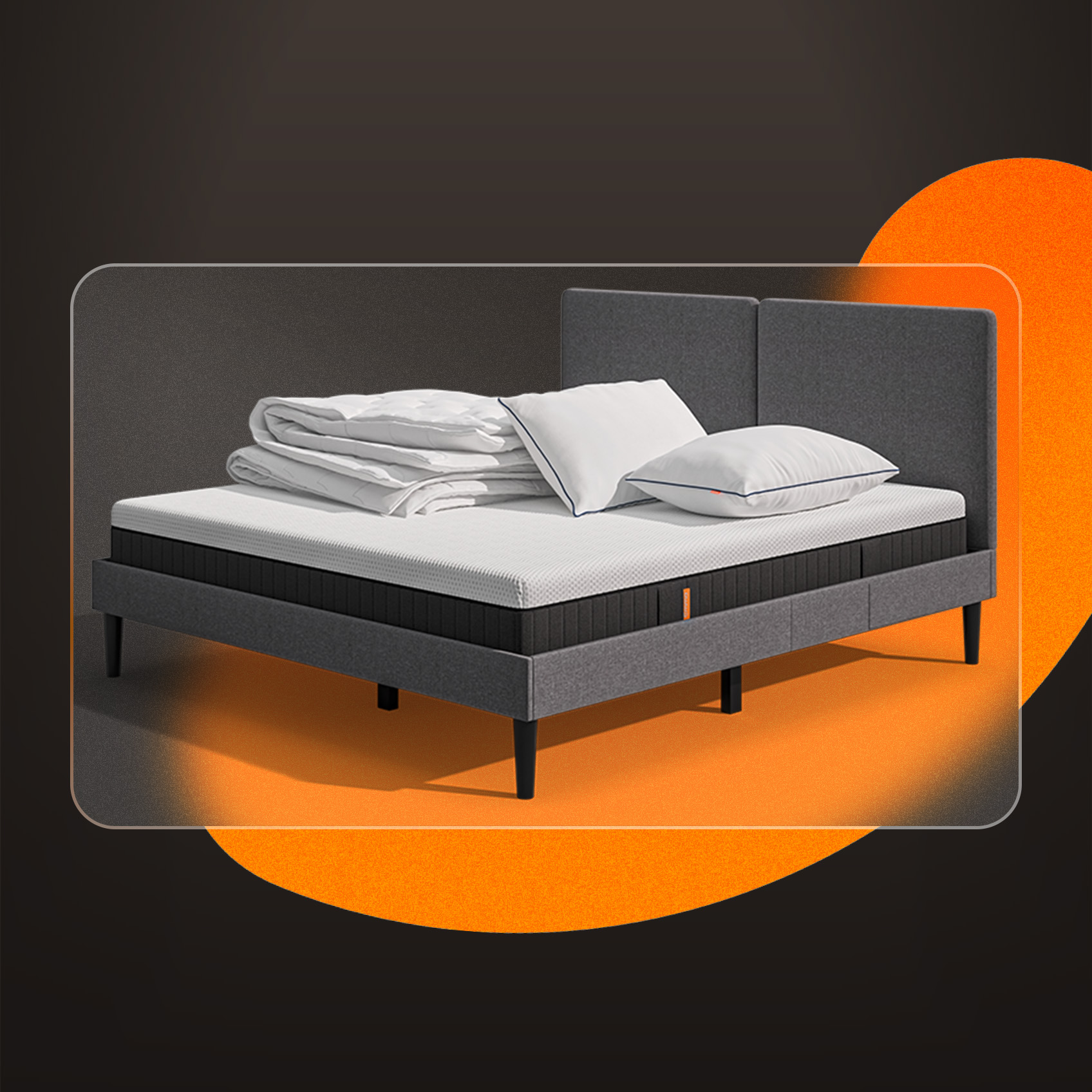 Lit moderne avec tête de lit grise et pieds noirs, recouvert de draps blancs. Deux oreillers blancs et une pile de linge plié sont posés sur le matelas. Arrière-plan beige avec une forme orange abstraite.