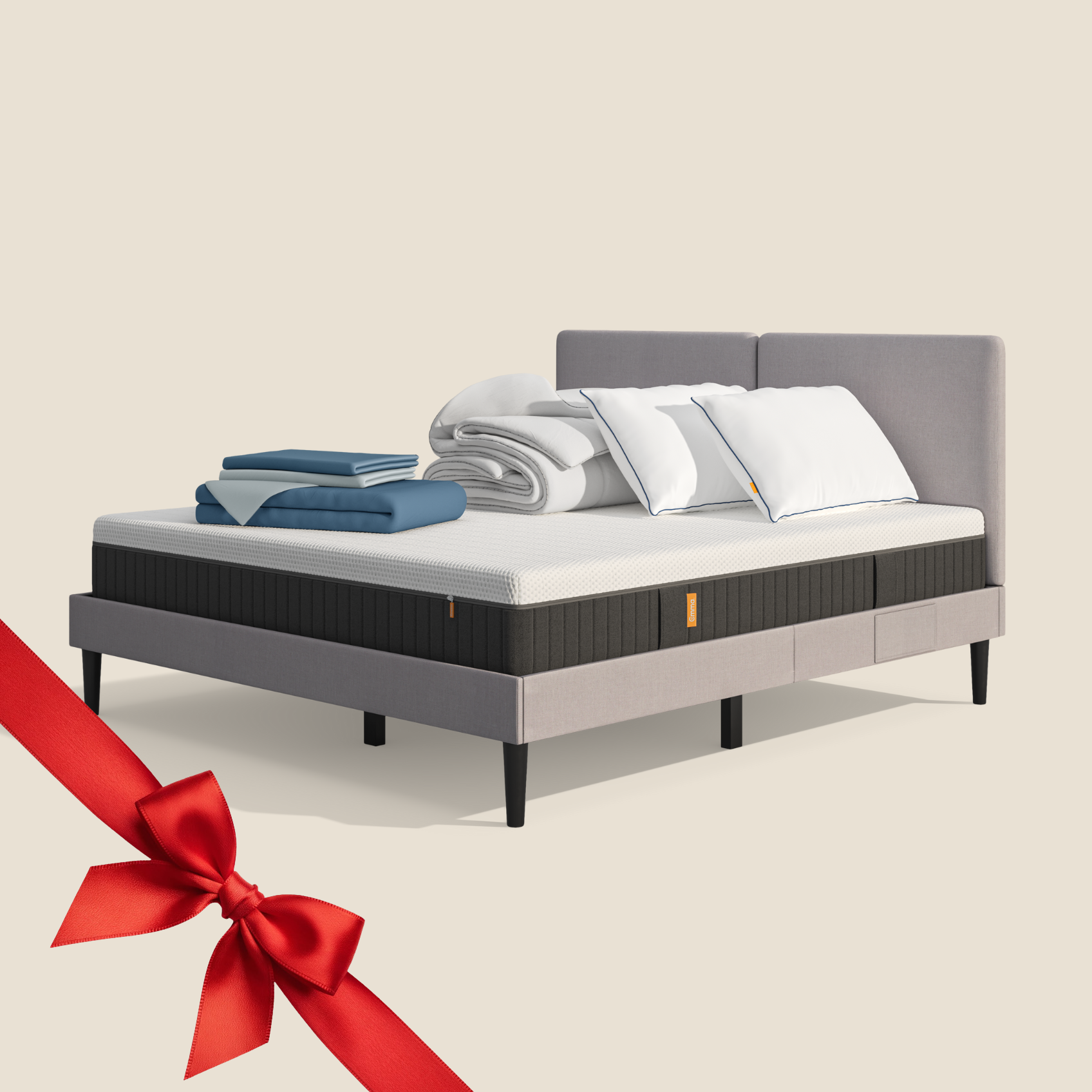 Lit moderne avec tête de lit grise et pieds noirs, recouvert de draps blancs. Deux oreillers blancs et une pile de linge plié sont posés sur le matelas. Arrière-plan beige avec une forme orange abstraite.