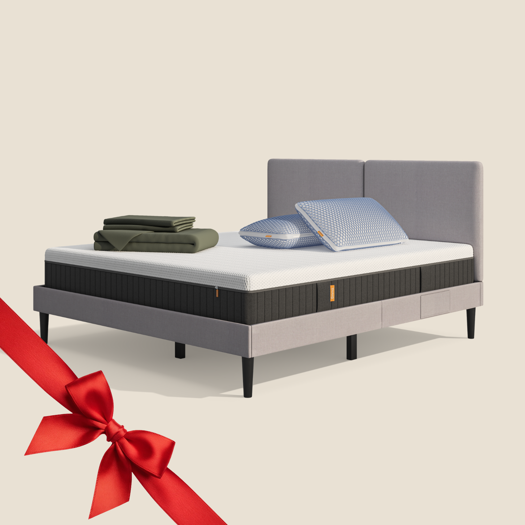 Lit moderne avec tête de lit grise et pieds noirs, recouvert de draps blancs. Deux oreillers blancs et une pile de linge plié sont posés sur le matelas. Arrière-plan beige avec une forme orange abstraite.