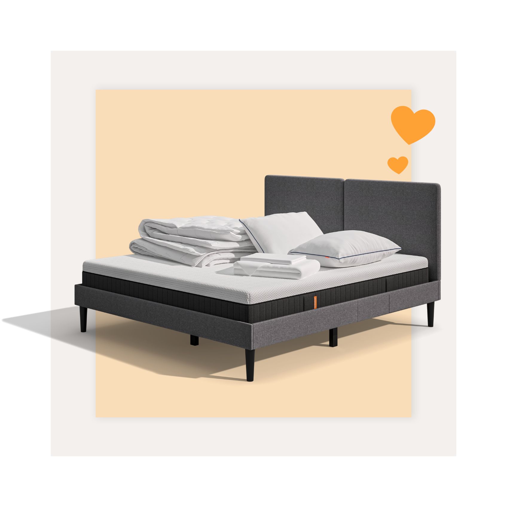 Lit moderne avec tête de lit grise et pieds noirs, recouvert de draps blancs. Deux oreillers blancs et une pile de linge plié sont posés sur le matelas. Arrière-plan beige avec une forme orange abstraite.