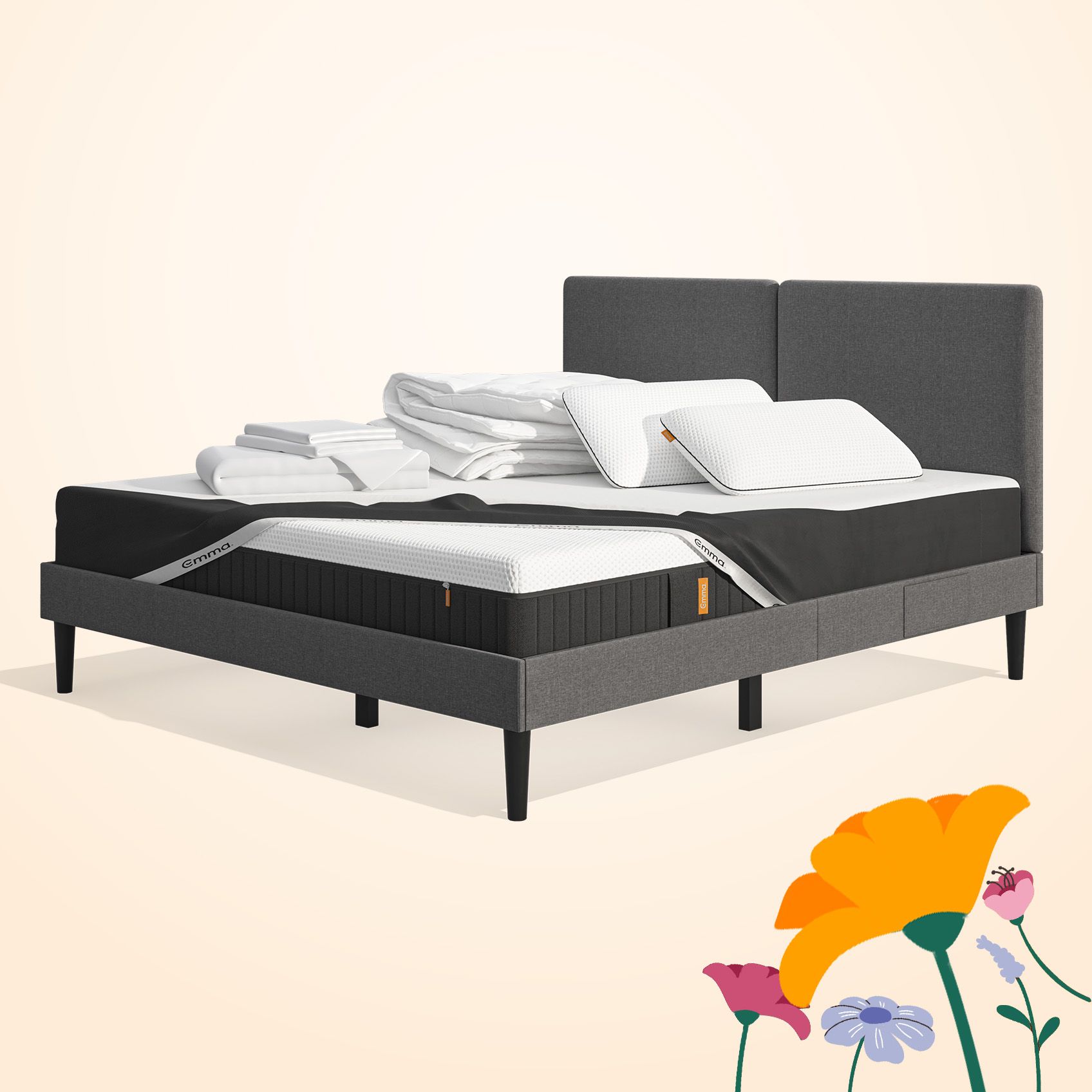 Lit moderne avec tête de lit grise et pieds noirs, recouvert de draps blancs. Deux oreillers blancs et une pile de linge plié sont posés sur le matelas. Arrière-plan beige avec une forme orange abstraite.